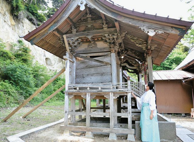 強風で土台がずれ、壁などがゆがんだままの春日神社。複数箇所を木材で支えて倒壊を防いでいる＝大網白里市の宮谷八幡神社で