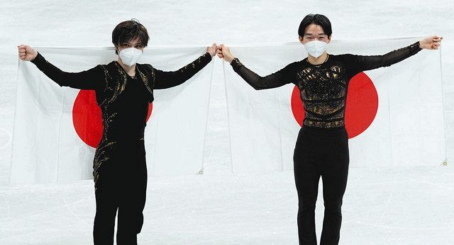 北京五輪男子シングル　銀メダルを獲得した鍵山優真（右）と銅の宇野昌磨＝2022年2月10日