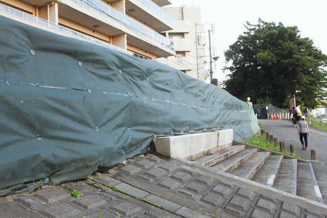 台風１９号で水があふれ出た兵庫島公園入り口付近。現在は２メートル近い高さの大型土のうが積まれている＝世田谷区玉川３丁目で 