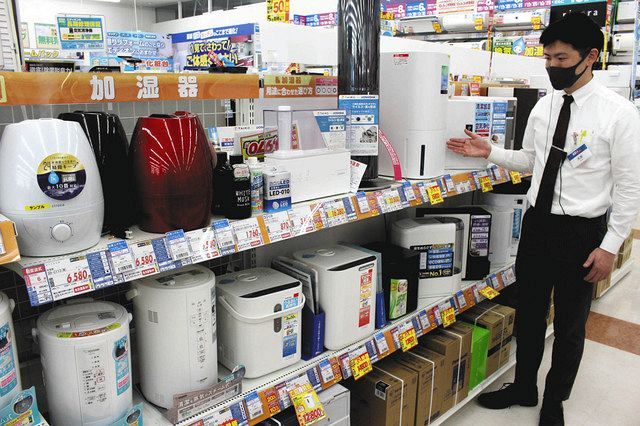 さまざまな製品が並ぶ加湿器コーナー＝名古屋市で
