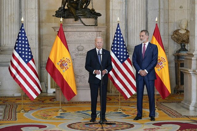 スペイン王宮で演説するバイデン米大統領。（右）はスペイン国王のフェリペ6世（AP）