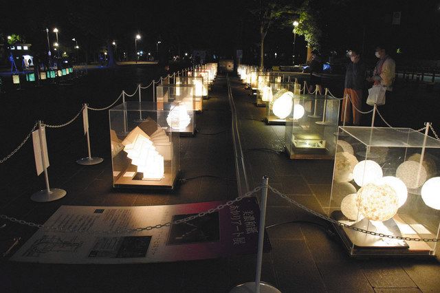 会場には美濃和紙で作ったランプが並び、やさしい光を放っていた＝台東区の上野公園で
