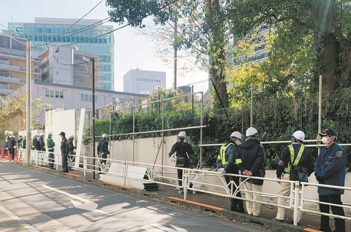 東京都渋谷区立美竹公園のまわりを仮囲いで覆う作業員