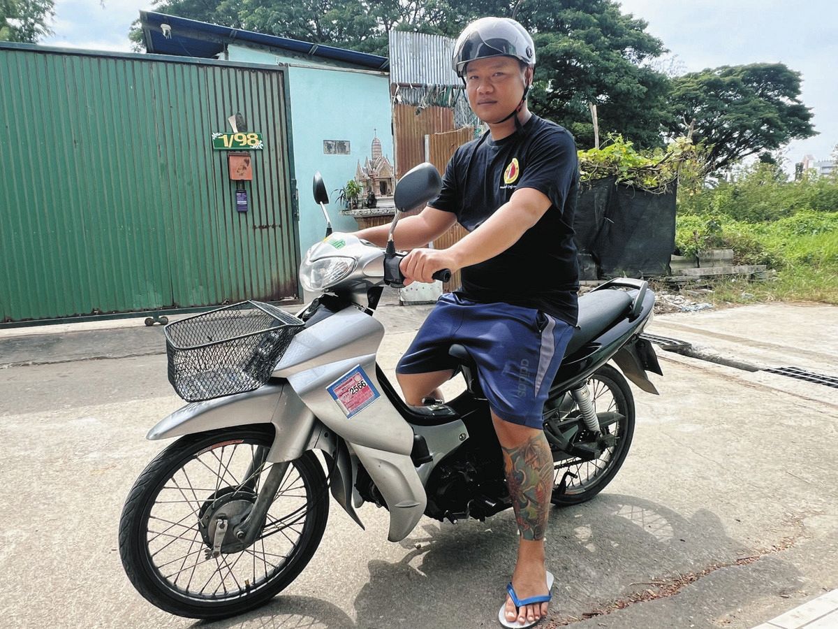 Aung Tohan, a delivery worker who delivers bento boxes on his motorbike in Mae Sotho, northwestern Thailand, on the 3rd (Photo by Taiki Fujikawa)