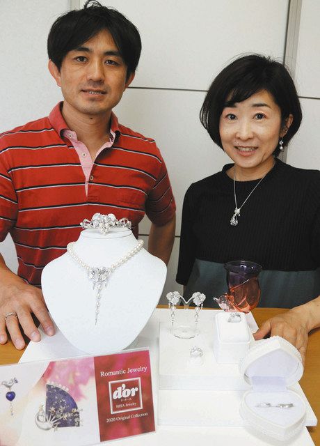 結婚指輪のオーダーメードを始めた青柳さん（左）と妻でデザイナーの歩夢さん＝川口市で
