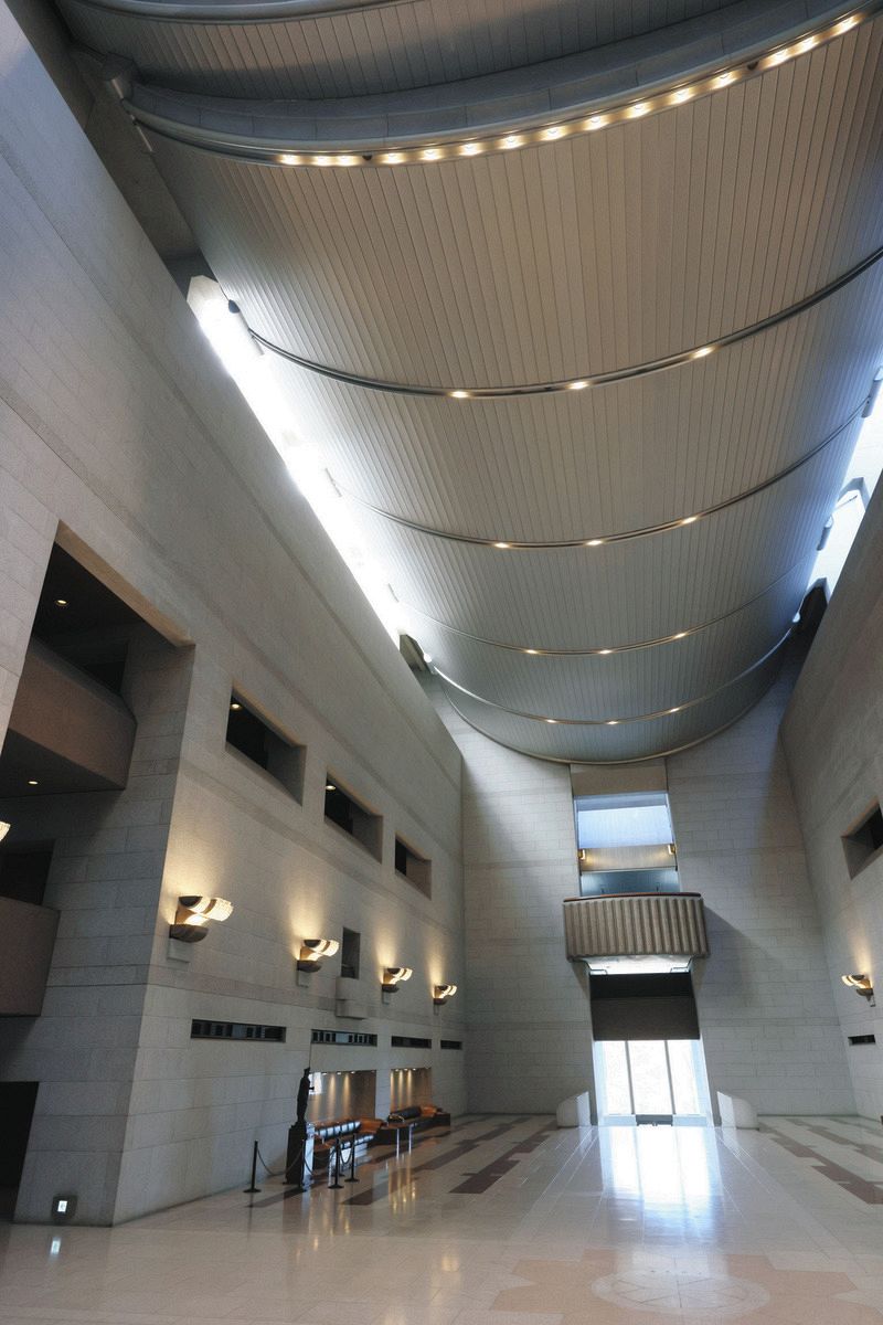 最高裁庁舎の中には何がある？ 裁判の活気と冷静を表すタペストリー、正義像… 荘厳な空間にひそむ物語：東京新聞デジタル