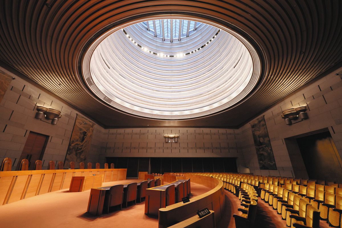 最高裁庁舎の中には何がある？ 裁判の活気と冷静を表すタペストリー、正義像… 荘厳な空間にひそむ物語：東京新聞デジタル