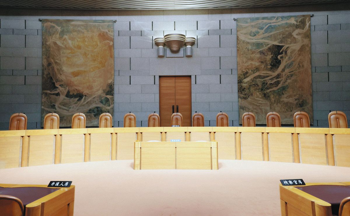 最高裁庁舎の中には何がある？ 裁判の活気と冷静を表すタペストリー、正義像… 荘厳な空間にひそむ物語：東京新聞デジタル