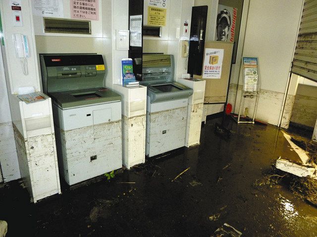 津波の跡が茶色の線となって残る、ひまわり信金四倉支店のＡＴＭ＝同信金提供