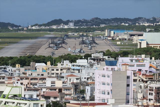 市街地にある米軍普天間飛行場に配備された海兵隊の輸送機MV22オスプレイ部隊＝沖縄県宜野湾市で(2022年4月13日撮影）