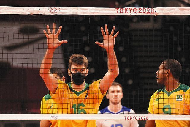 Brazil's Lucas Saatkamp wears a face mask during the man's volleyball semifinal match between Brazil and ROC at the 2020 Summer Olympics, Aug. 5, 2021, in Tokyo, Japan (AP) 