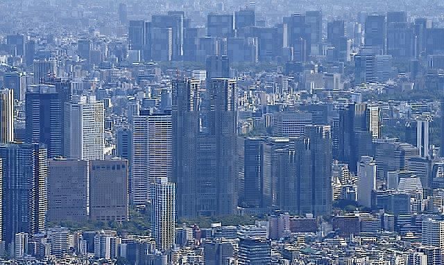 都庁（中）ほか新宿のビル群など。右奥は東京駅周辺のビル群 
