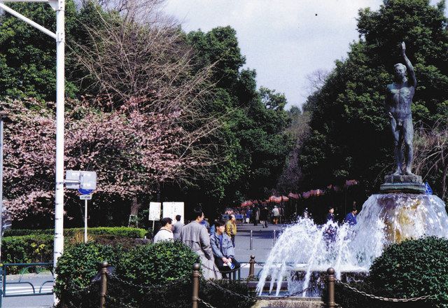 １９９３年ごろの生誕噴水塔。上野公園の入り口にあった（下町風俗資料館提供）
