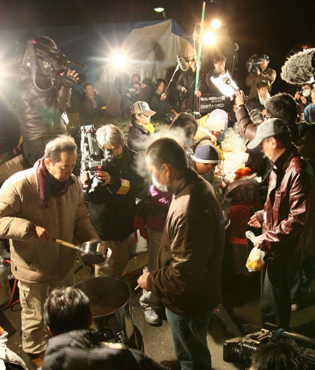 ２００８年１２月３１日、年越し派遣村で、そばの炊き出しに列をつくる人たち＝東京都千代田区の日比谷公園で 