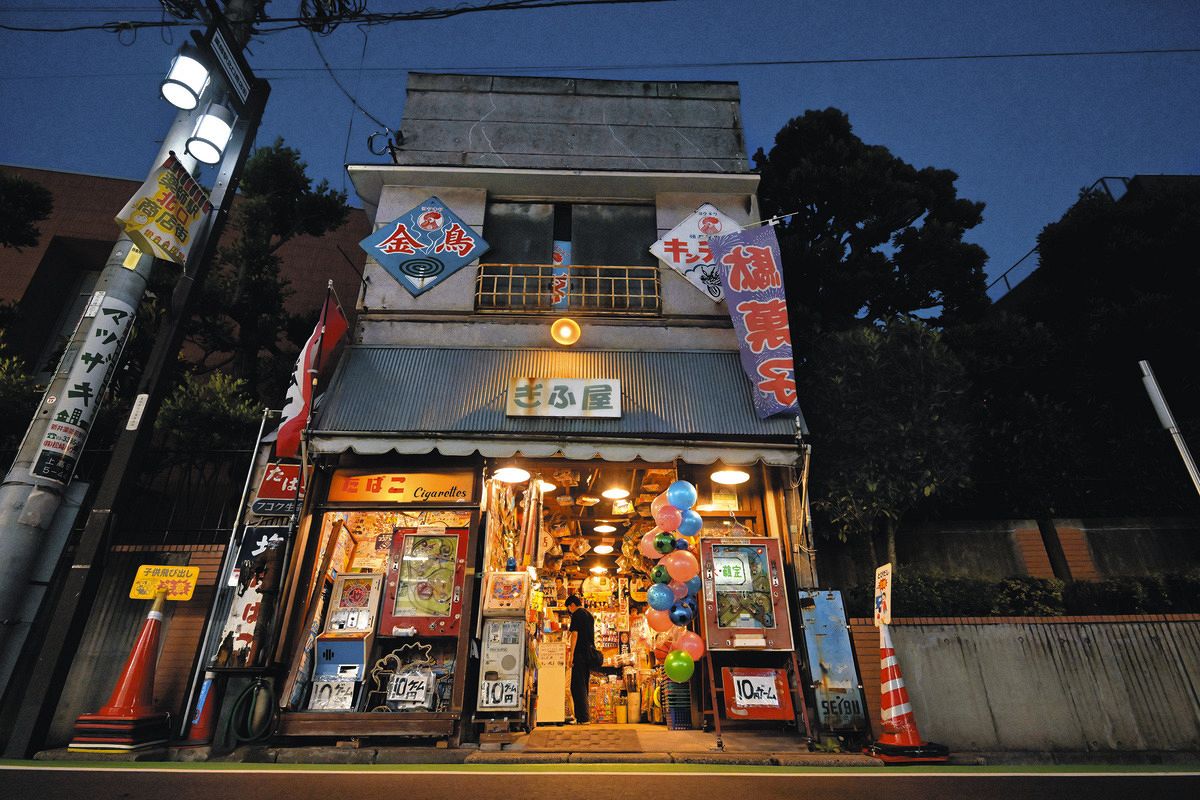 駄菓子屋から昭和へワープ 「あの頃のエネルギーを感じて」レトロな 