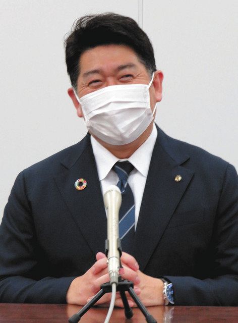 当選から一夜明けた会見で笑顔を見せる福田紀彦さん＝市役所で
