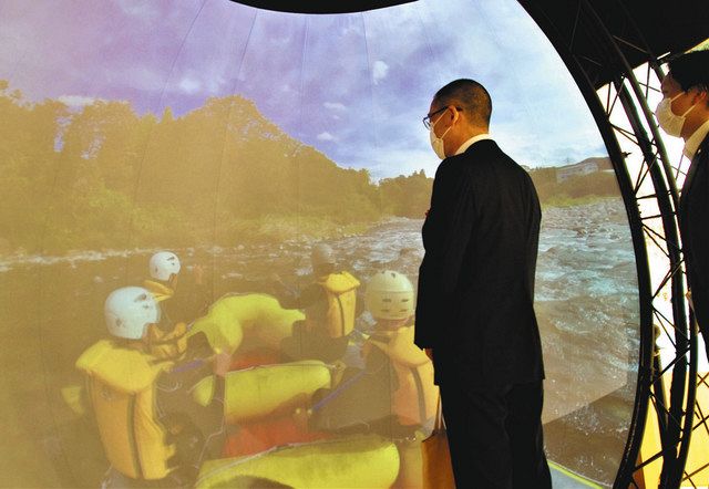 ドーム型スクリーンに映した映像でラフティングやロッククライミングの疑似体験も＝いずれもみなかみ町で 