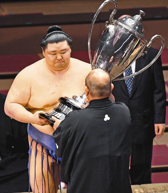 正代が涙の初優勝 土俵際突き落としで翔猿下し3度目の正直:東京新聞デジタル