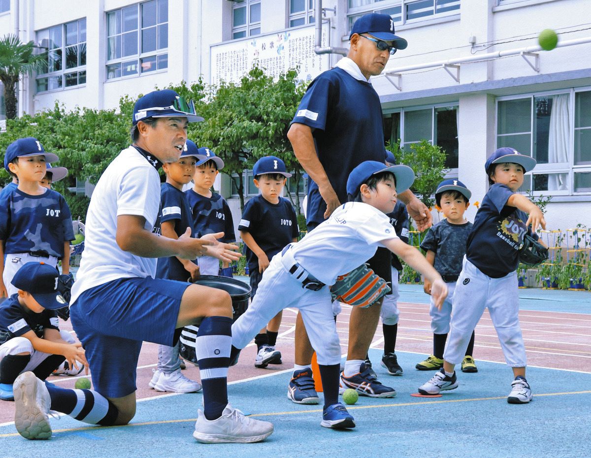 子どもたちに投球動作を指導する森糸法文監督（手前左）。プロ野球・元日本ハムの広瀬哲朗さん（右から3人目）もコーチを務めている＝東京都江戸川区で