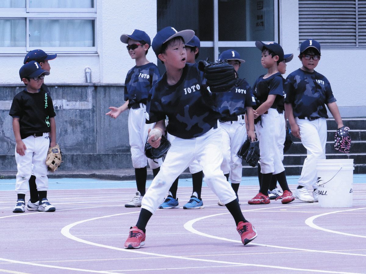 守備練習をする城東ベースボールクラブの選手たち。東京都葛飾、江東区など江戸川区外から通うメンバーも多い