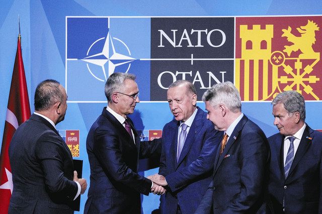 ２８日、覚書の署名後、ＮＡＴＯのストルテンベルグ事務総長（左から２人目）と握手するトルコのエルドアン大統領＝スペイン・マドリード（ＡＰ）