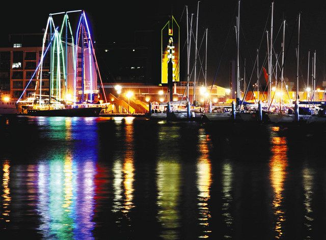 ヨットハーバーの横で、鮮やかな光が海に揺れるイルミネーション＝静岡市清水区の清水港で

