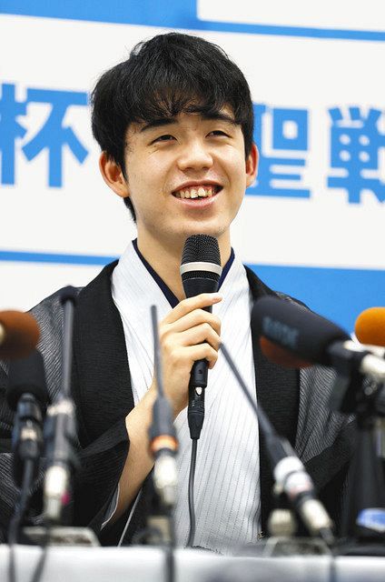 最年少で将棋の初タイトルを獲得し、新棋聖になった藤井さん＝１６日、大阪市で