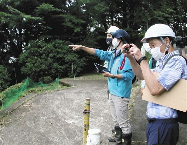 土石流被害の発生した現場を目視確認する名古屋大の調査チーム＝７日、静岡県熱海市で