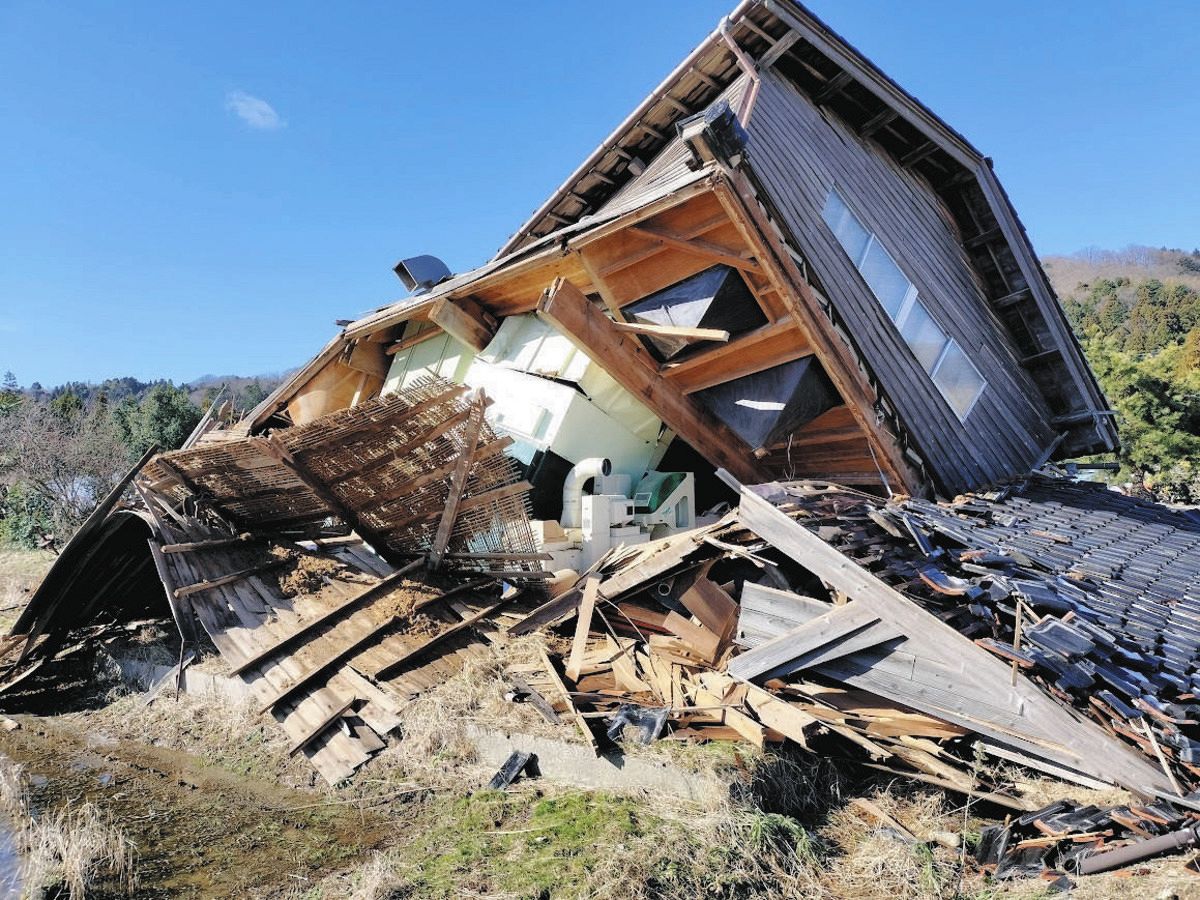 能登半島の各地でみられる倒壊した納屋。中に置かれていた農機具は使えないケースが多いという＝19日、石川県羽咋市鹿島路で