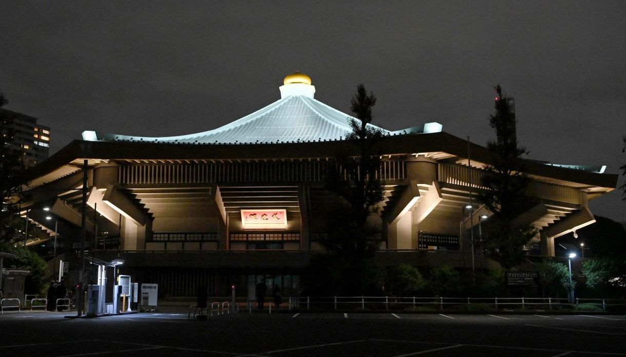 来年開催の東京五輪で柔道と空手の会場となる日本武道館が増改修を完了し、ライトアップされた。照明デザイナーの石井幹子さんが担当。大屋根に約１６０の投光器常設し、満月の明かりを浴びる富士山をイメージしたという。２９日、東京都千代田区で（川上智世撮影）
