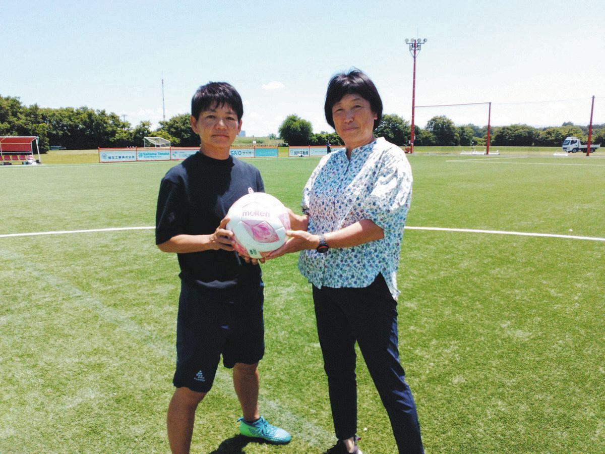 「勝ったら次の大会があると、子どもたちはどんどん成長していく。サッカーでもそうしてあげたい」と話す長谷川百合矢教諭（左）と渡辺典子教諭＝さいたま市で