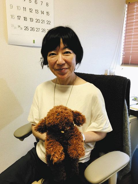 患者用の犬のぬいぐるみを持つ伊藤絵美さん。抱き締めると、自分自身が抱かれる感覚になり、リラックス効果があるという
