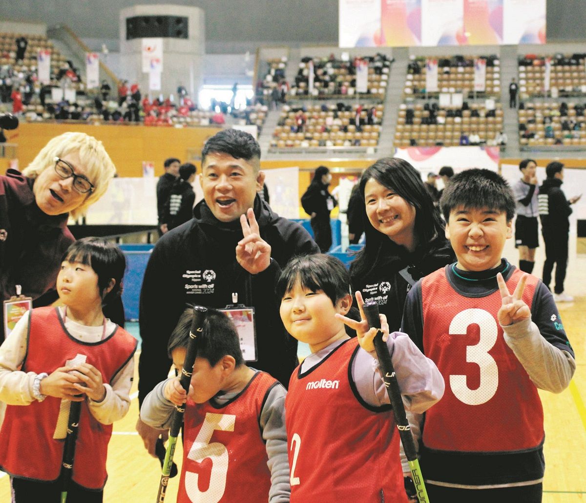 エキシビションに参加した児童と高橋さん（右から2人目）ら