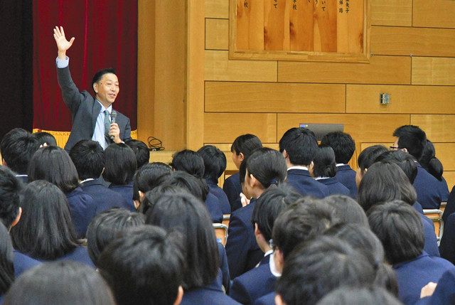 豊島区立明豊中学の校長時代、生徒にがんになって感じたことや体験を語る小林豊茂さん＝本人提供
