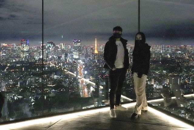 東京タワーを入れて撮れる角。光の道が夜景を貫いていた＝渋谷区のＳＨＩＢＵＹＡ　ＳＫＹで　＜Ｃａｎｏｎ　ＥＯＳ９０００Ｄ　ＥＦ－Ｓ１８－５５ミリ　２５分の１秒、絞りｆ４、ＩＳＯ３２００＞