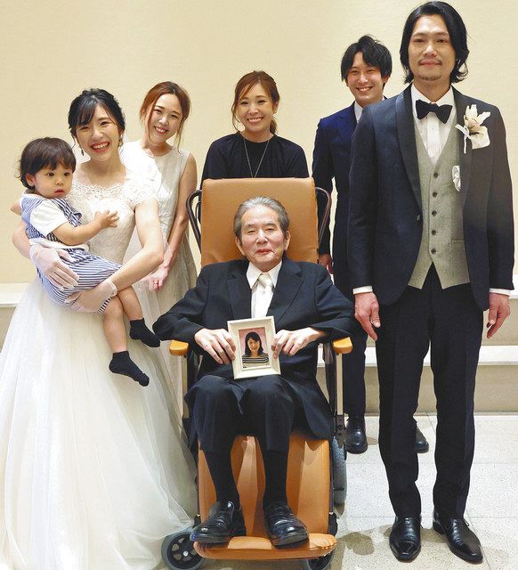 孝男さん（中）と記念撮影をする美佳さんと親族。右が新郎の上野晋さん