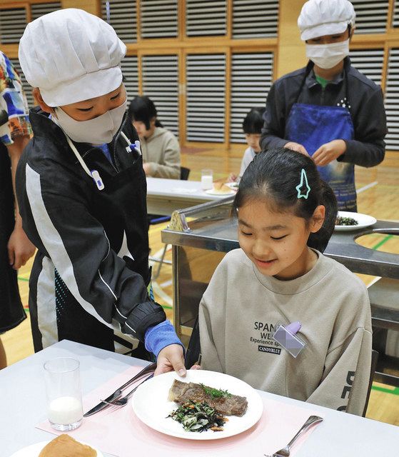 客と接客係に分かれて給食を楽しむ６年生の児童ら　＝熊谷市の妻沼小学校で（一部画像処理）
