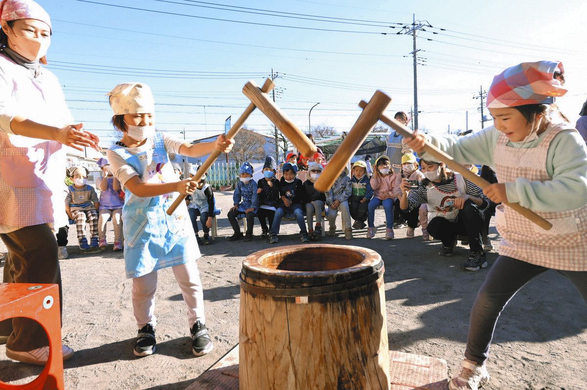 狭山の園児、一足早く餅つきに挑戦 「来年も元気」：東京新聞デジタル