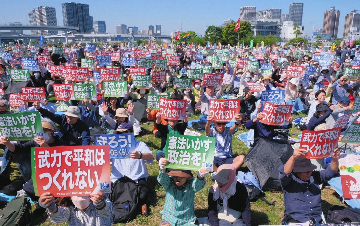 集会でプラカードを掲げる参加者たち＝いずれも3日、東京都江東区で
