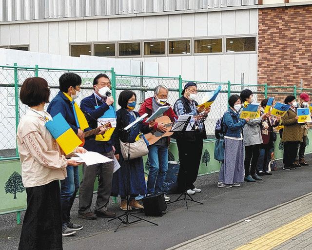 国立駅前で反戦ソングを披露する箱崎さん（左から３人目）＝本人提供