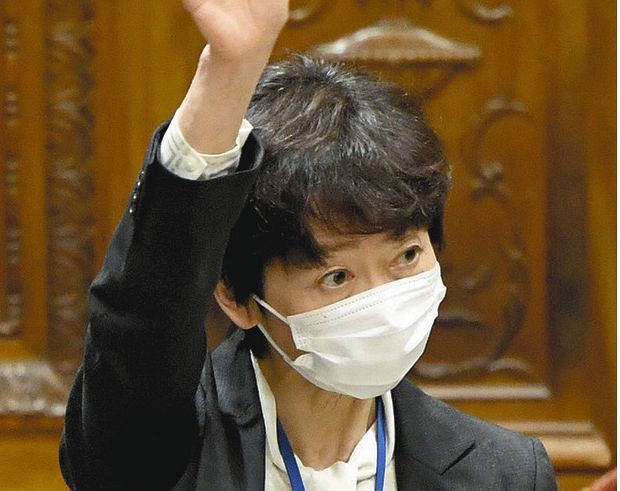 衆院予算委で答弁のために挙手する山田真貴子内閣広報官