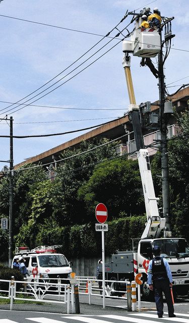 停電の復旧作業＝２４日午前、東京都渋谷区（共同）
