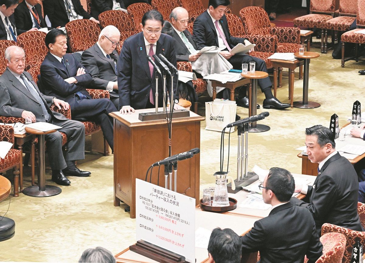 参院予算委で答弁する岸田文雄首相（中央）。右端は福山哲郎氏＝国会で