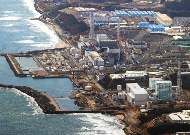 2号機で使用済み核燃料プールの冷却を一時停止した東京電力福島第一原発＝3月17日、福島県で（本社ヘリ「おおづる」から）