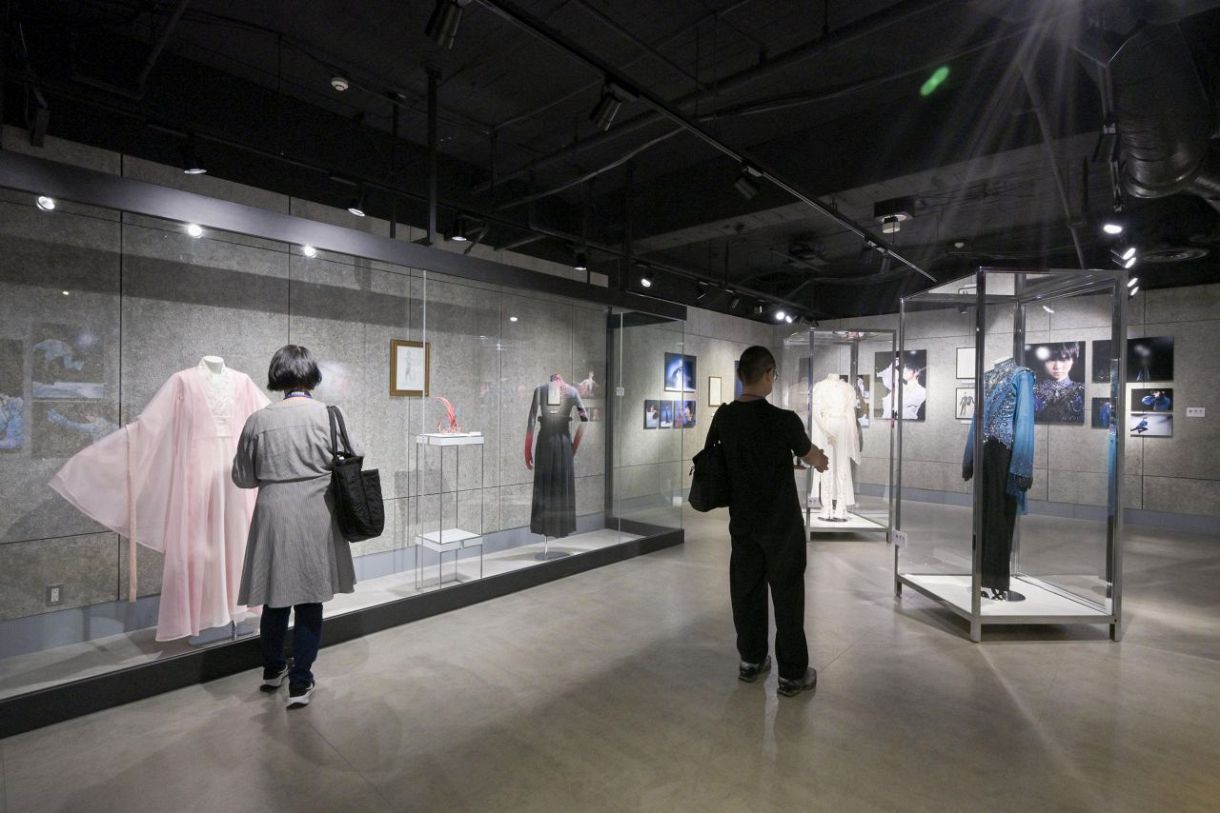 羽生結弦、写真集記念展 一点もの衣装、華やかに：東京新聞デジタル