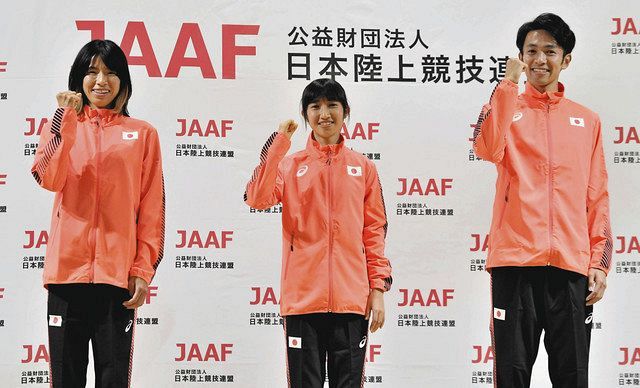 記者会見でポーズをとる、陸上の東京五輪代表に決まった３選手。（左から）女子１万メートルの新谷仁美、女子５０００メートルの田中希実、男子１万メートルの相沢晃 (代表撮影)