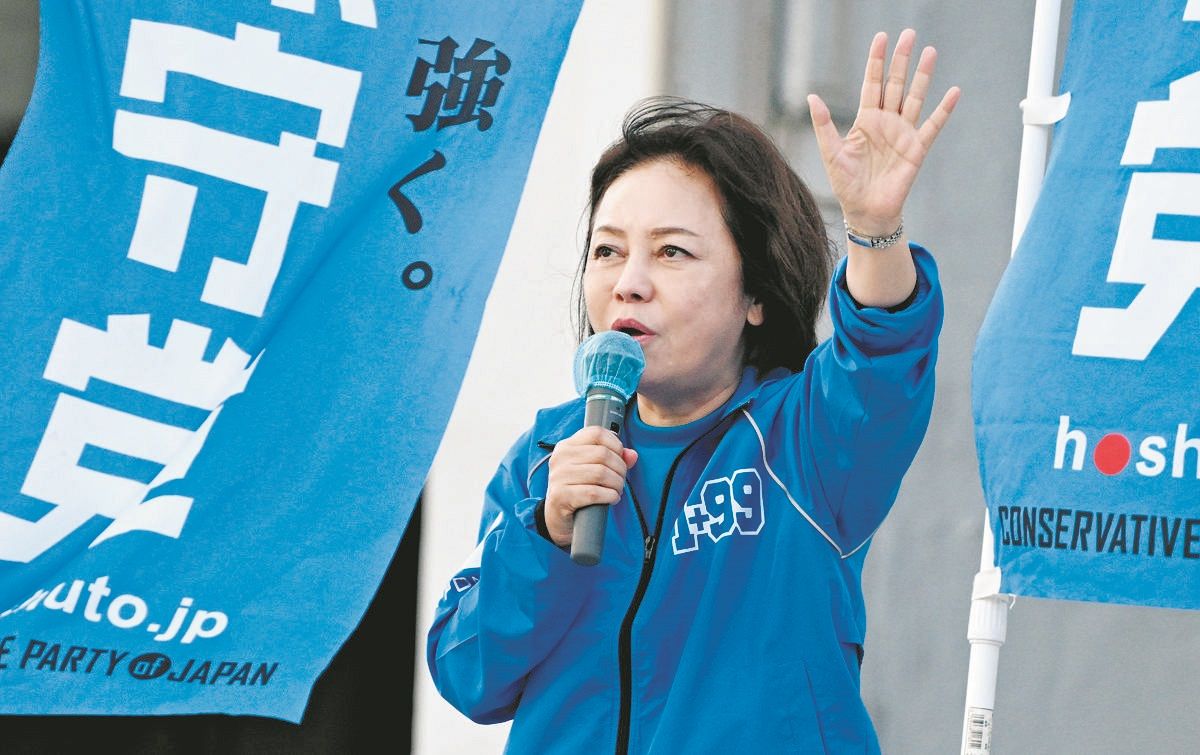 Kaoru Arimoto appeals for help on the street in Chiyoda Ward, Tokyo on October 24 (Photo by Naoko Yuki)