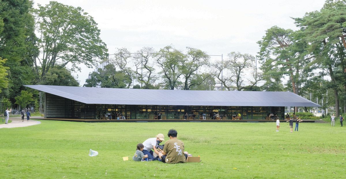 芝生と林に囲まれた図書館「まちライブラリー＠MUFG PARK」＝西東京市で