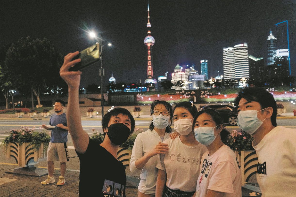 ﻿5月31日夜、中国上海の外灘で写真を撮る住民ら＝AP
