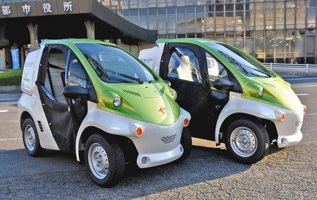 公用車に導入した超小型電気自動車（春日部市提供）